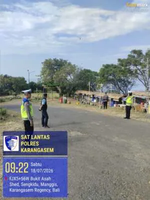 Personel Satlantas Polres Karangasem Melaksanakan Kegiatan Pengamanan Dan Pengaturan Arus Lalu Lintas di Kawasan Obyek Wisata Pantai Virgin
