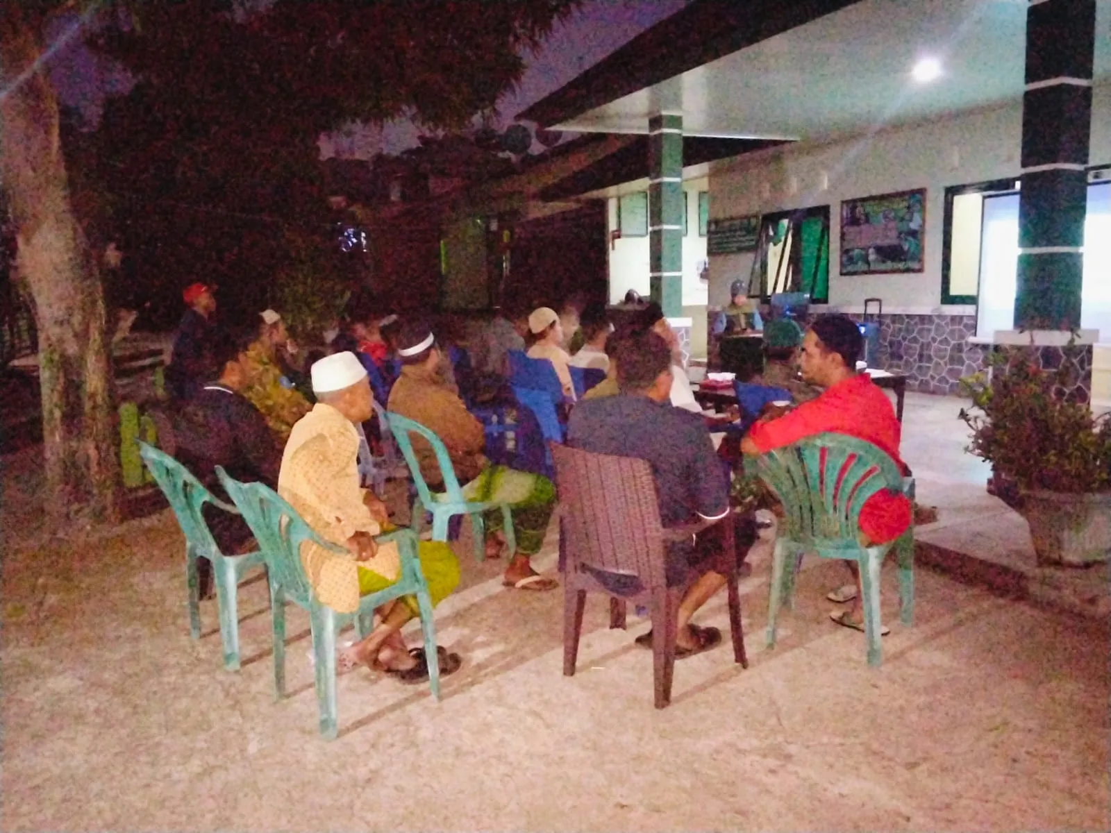 Danramil 1608-05/Donggo Pimpin Nobar Piala Dunia, Warga Antusias Ikuti Hingga Usai