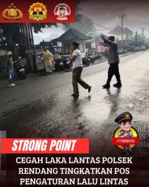 Personel Polsek Rendang Melaksanakan Pos Keselamatan Strong Point Atensi Kegiatan Masyarakat Di Simpang 4 Pasar Rendang