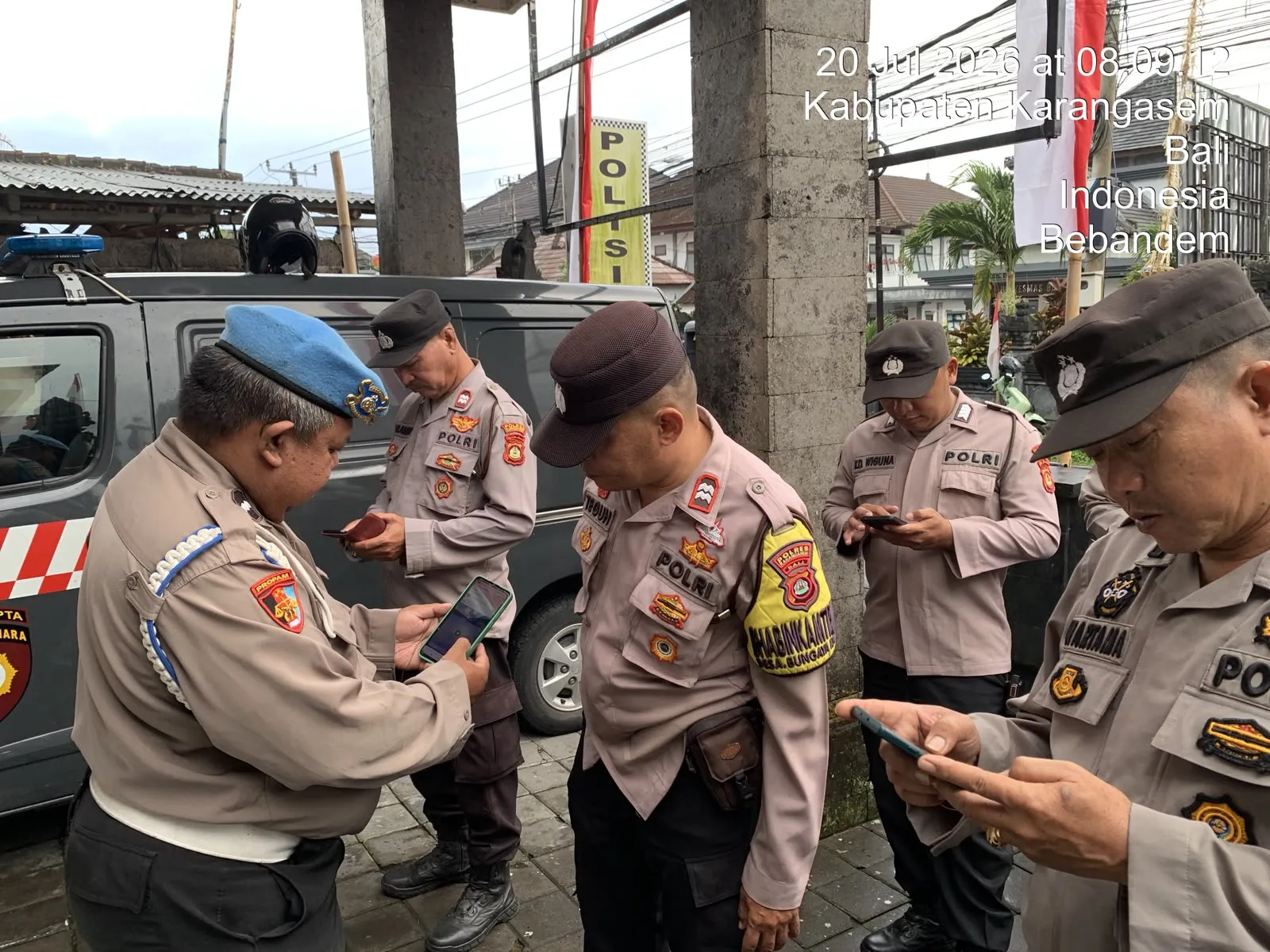 Tingkatkan Dukungan Publikasi Positif Polri, Propam Polsek Bebandem Gelar Pengecekan Media Sosial Personel