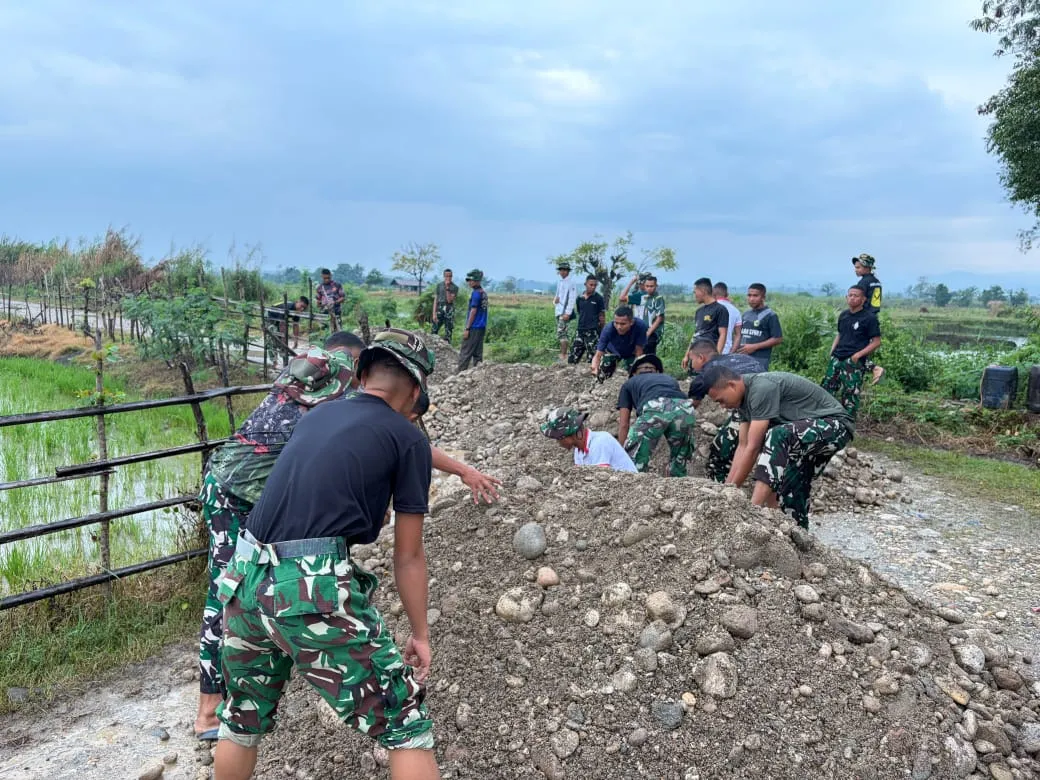 Percepat Akses Pertanian, Satgas TMMD Bersama Warga Gotong Royong Sortir Material Jalan Usaha Tani