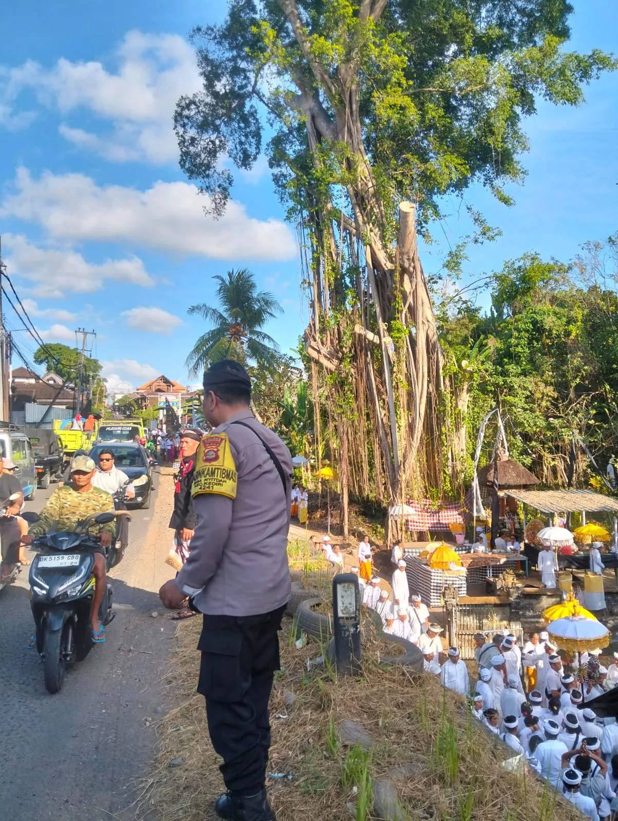 Bhabinkamas Desa Nyitdah Laksanakan Pengamanan Giat Ngebejian Dalam Rangka Piodalan di Pura Puseh