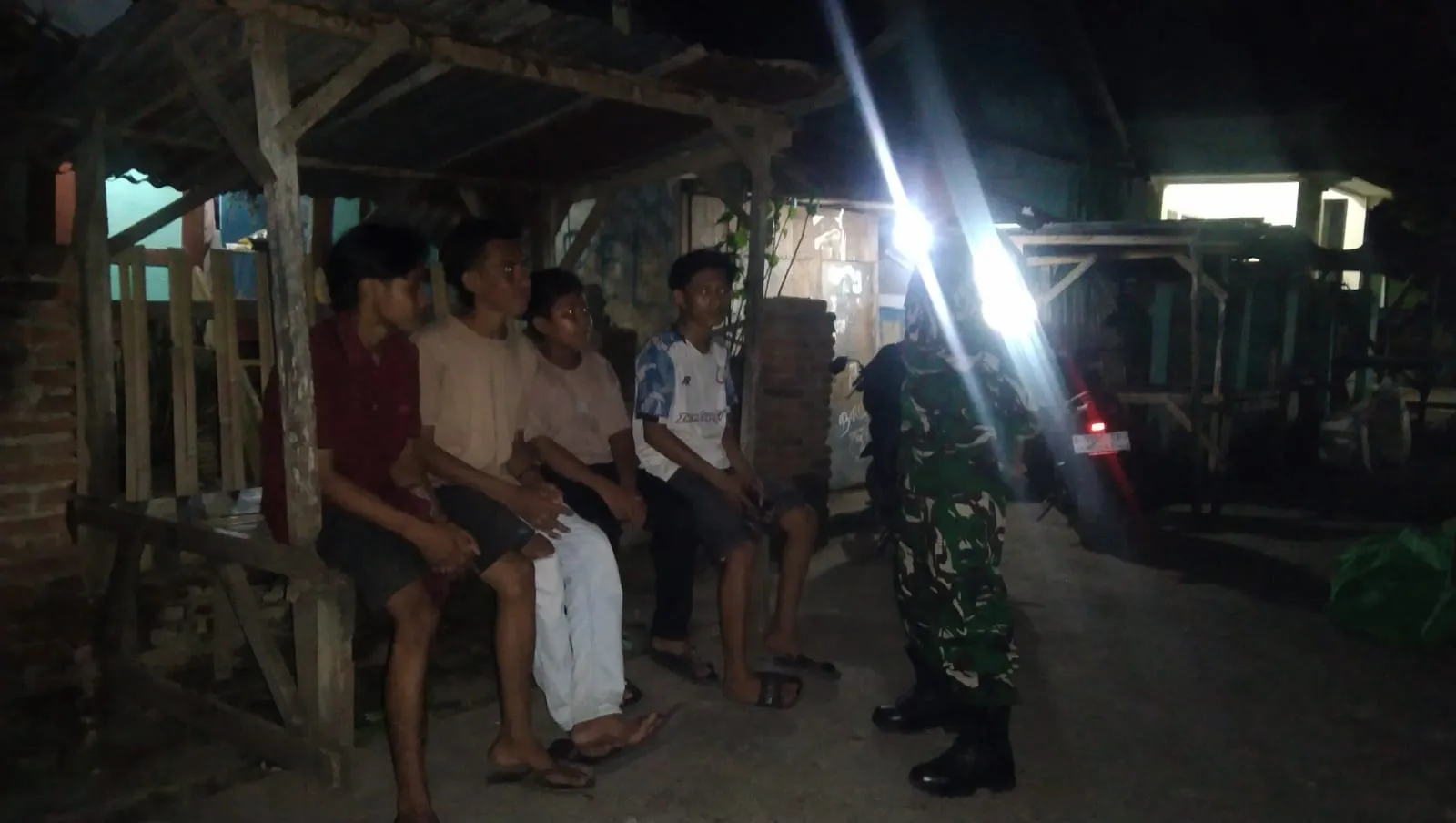 Patroli Malam Babinsa Desa Cempi Jaya Tingkatkan Kewaspadaan Warga