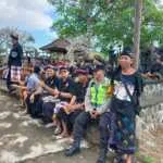 Bhabin desa Bongan bersama pecalang amankan upacara ngaben di banjar wanasara kelod