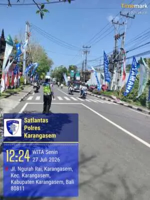 Tingkatkan Keselamatan Pelajar, Satlantas Polres Karangasem Rutin Sebrangkan Siswa SMA N 1 Amlapura