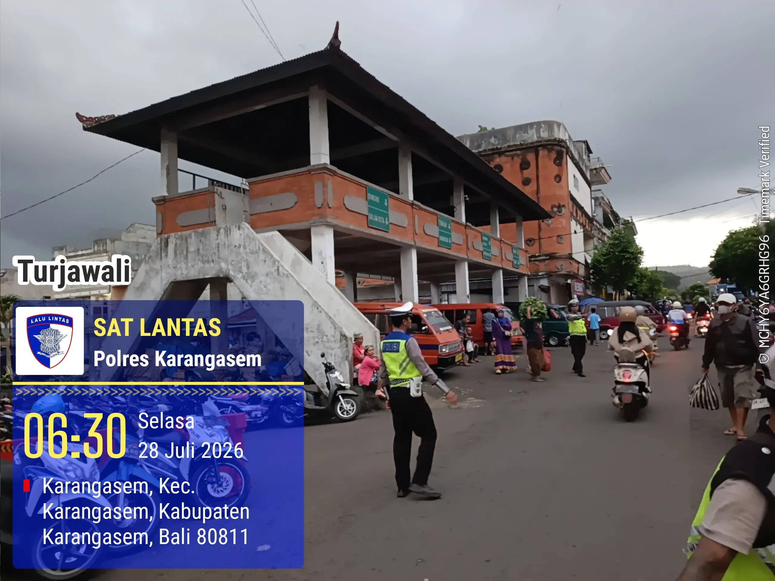 Utamakan Pejalan Kaki, Anggota Polres Karangasem Laksanakan Tugas Menyebrangkan Pejalan Kaki di Pasar Kesatriaan Amlapura