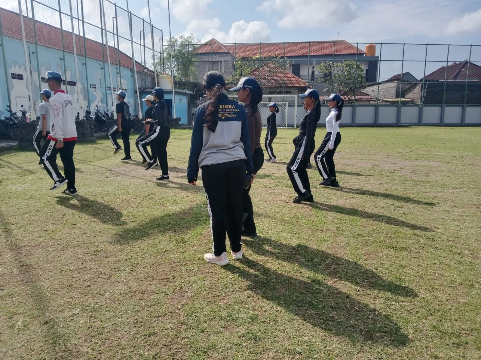 Serda Bawi Babinsa Koramil 1611-07/Denbar Berikan Pelatihan Paskib kepada Siswa-Siswi SMA Negeri 11 Denpasar