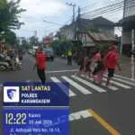 Anggota Lantas Polres Karangasem Laksanakan Penyebrangan Pelajar SD Negeri 4 Subagan