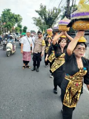 Bhabinkamtibmas Kelurahan Lukluk Bersinergi dengan Pecalang Amankan Upacara Nyenuk Runtutan Karya Ngenteg Linggih