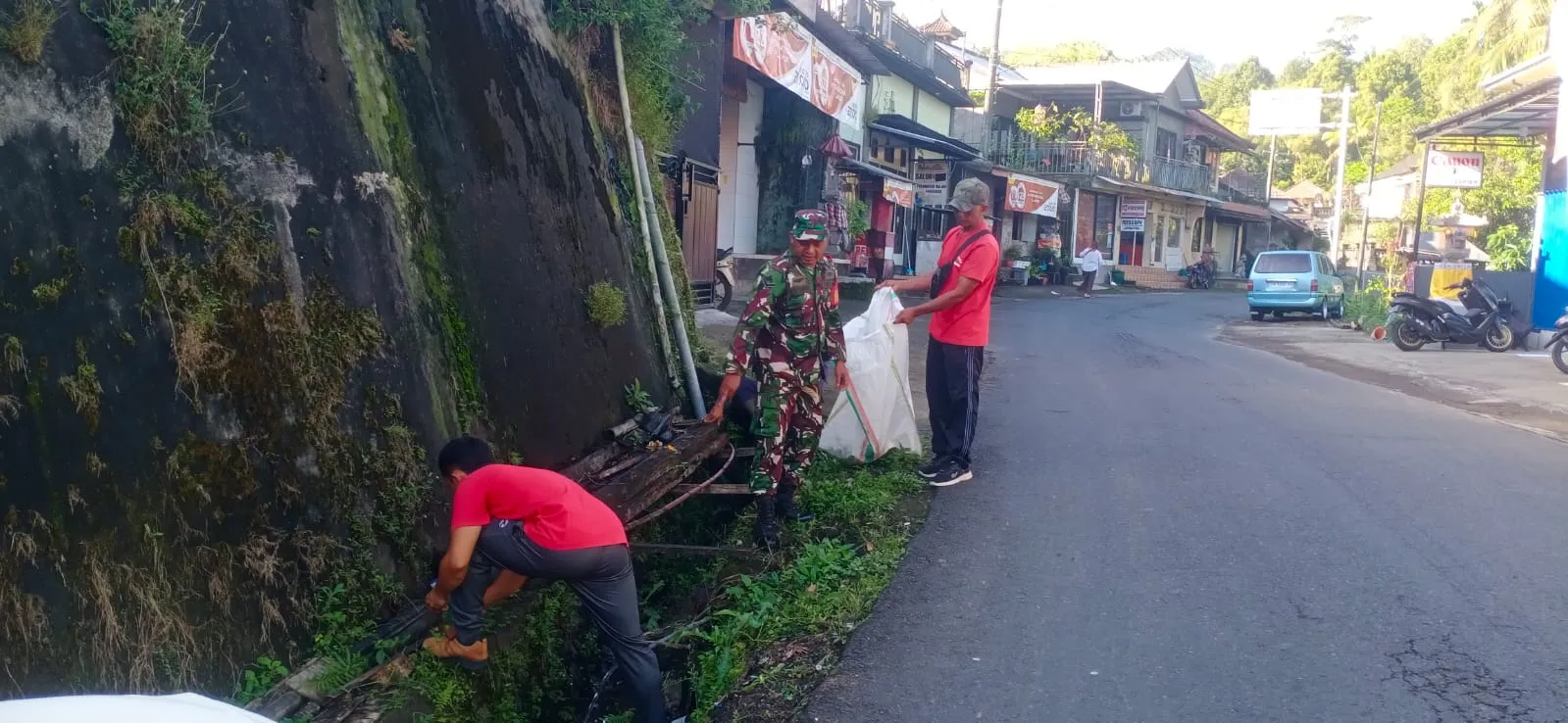 umat Bersih  Bersama Babinsa dan Staf Desa, Wujudkan Desa Bersih dan Nyaman