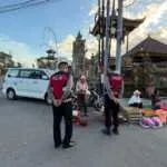 Hadir Berdialog Pedagang dan Pengunjung, Personel Samapta Polres Bangli Jaga Rasa Aman di Pasar Kidul