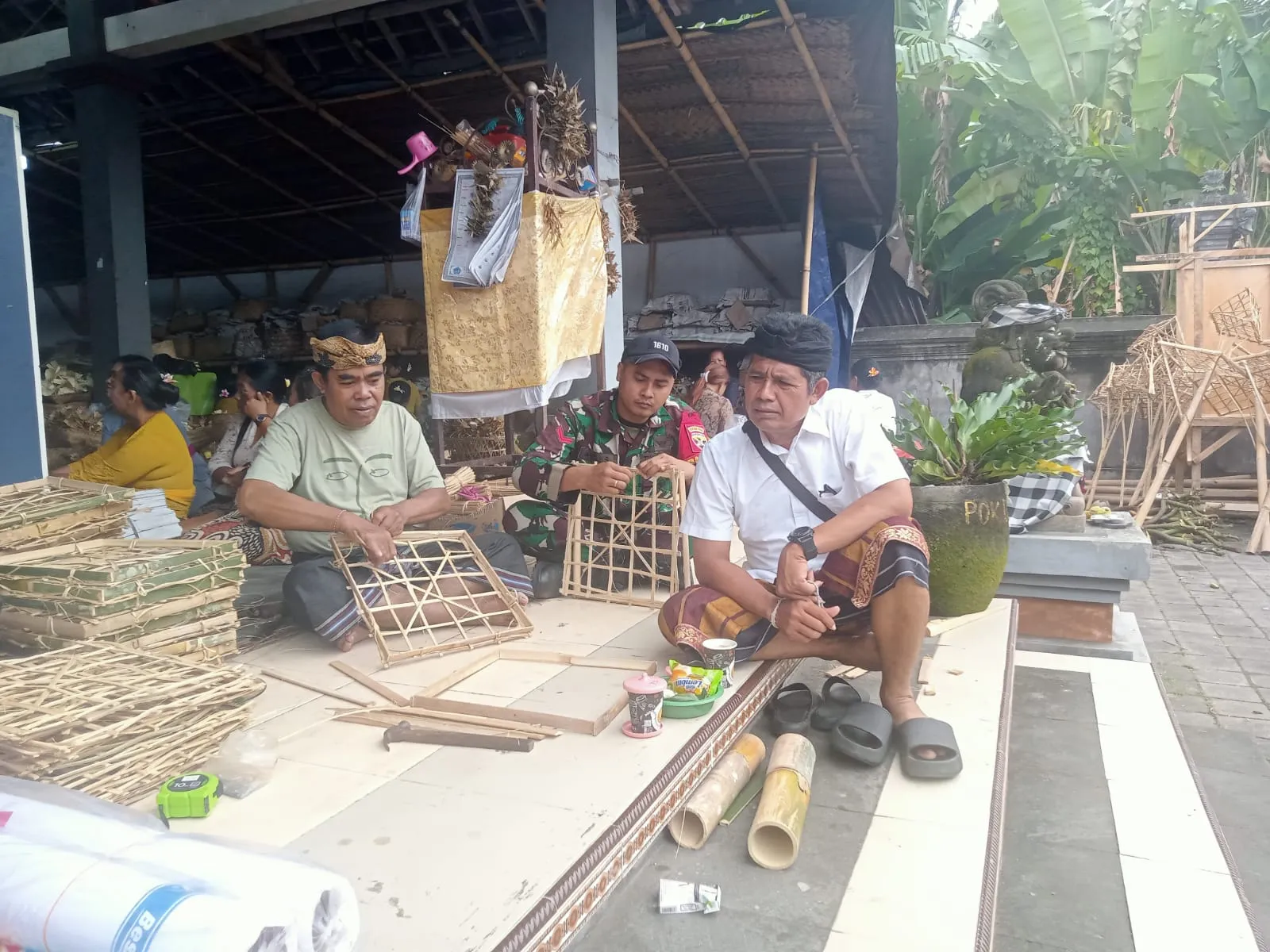 Dikawal Babinsa, Pemdes Kamasan Serahkan Punia  Jelang Ngaben Massal di Banjar Adat Tabanan