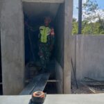 Babinsa Desa Mundek Lakukan Monitoring Pekerjaan Konstruksi dan Pemasangan Rangka Atap KDKMP