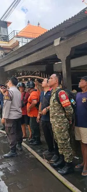 Respons Cepat Babinsa Bersama Bhabinkamtibmas dan Damkar Cegah Kebakaran Rumah Kos Meluas di Dauh Puri Kauh