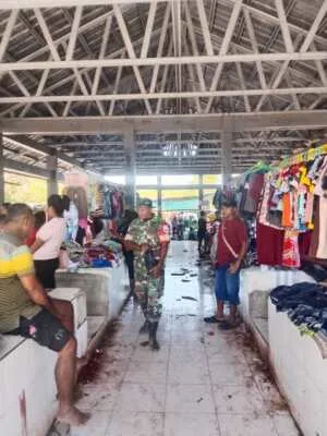 Babinsa Koramil Naikliu Awasi Aktivitas Pasar Tradisional Oelfatu Secara Humanis
