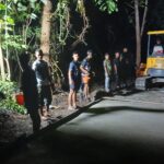 Satgas Bhakti TNI AD Tetap Bekerja Hingga Malam Demi Tuntaskan Rabat Jalan di Alor