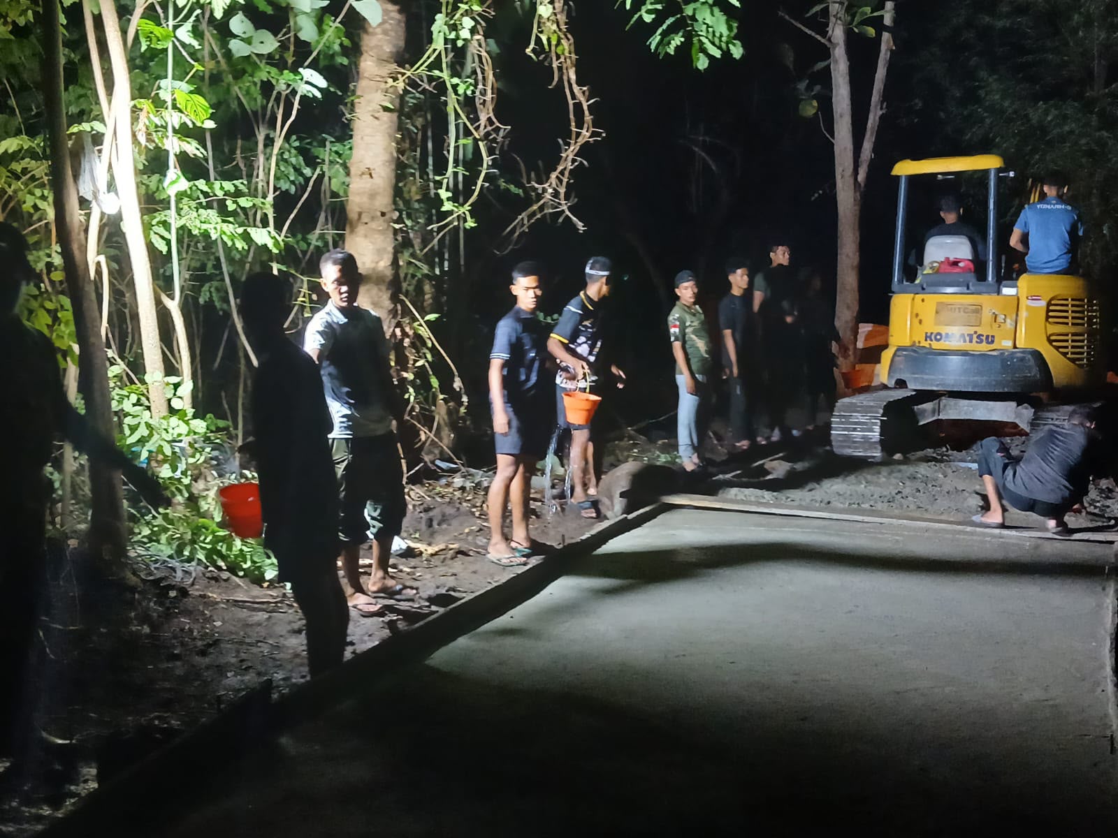 Satgas Bhakti TNI AD Tetap Bekerja Hingga Malam Demi Tuntaskan Rabat Jalan di Alor