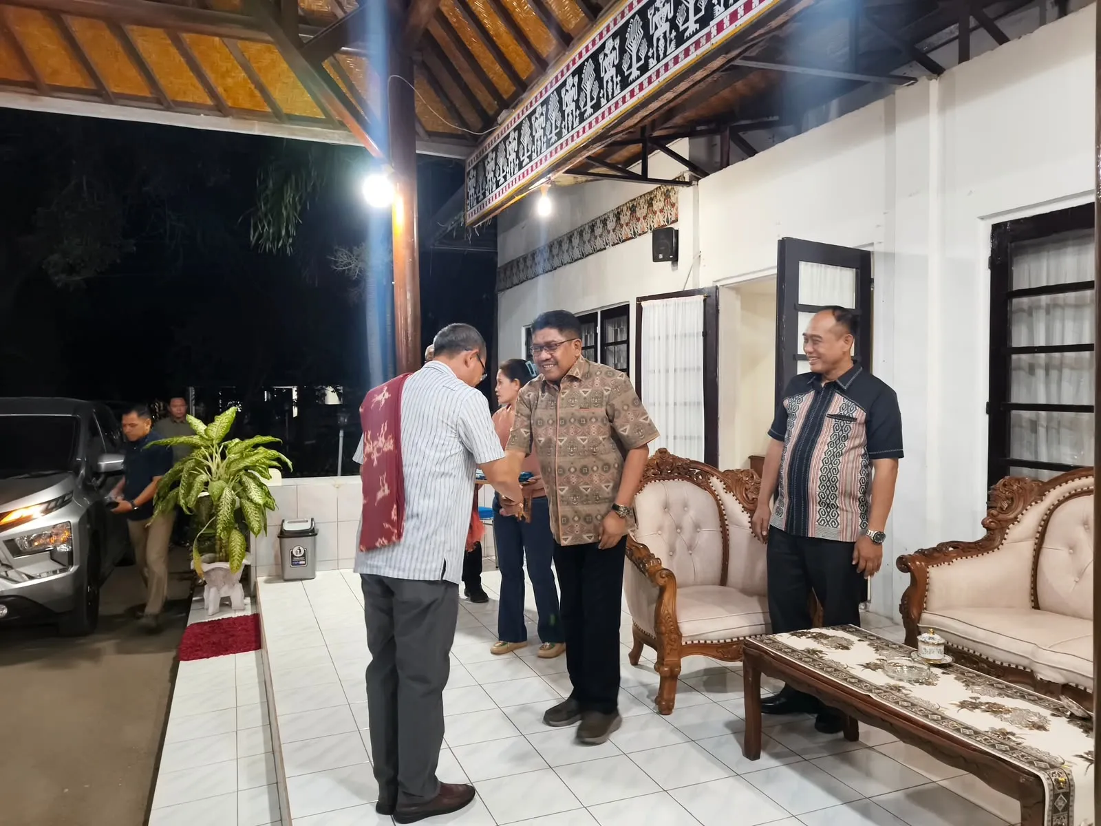 Pjs. Pasi Intel Kodim 1601/Sumba Timur Hadiri Silaturahmi dengan Dankodaeral VII Kupang di Rujab Bupati