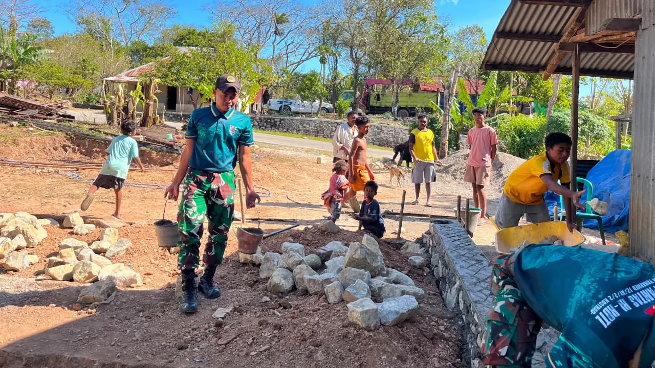 Yonarmed 12 Kostrad Perkuat Kemanunggalan TNI-Rakyat Lewat Pembangunan Pondasi Rumah