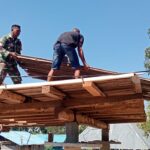Wujudkan Kebersamaan, Babinsa Bantu Buat Atap Lopo dan Ingatkan Semangat Gotong Royong