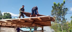 Wujudkan Kebersamaan, Babinsa Bantu Buat Atap Lopo dan Ingatkan Semangat Gotong Royong