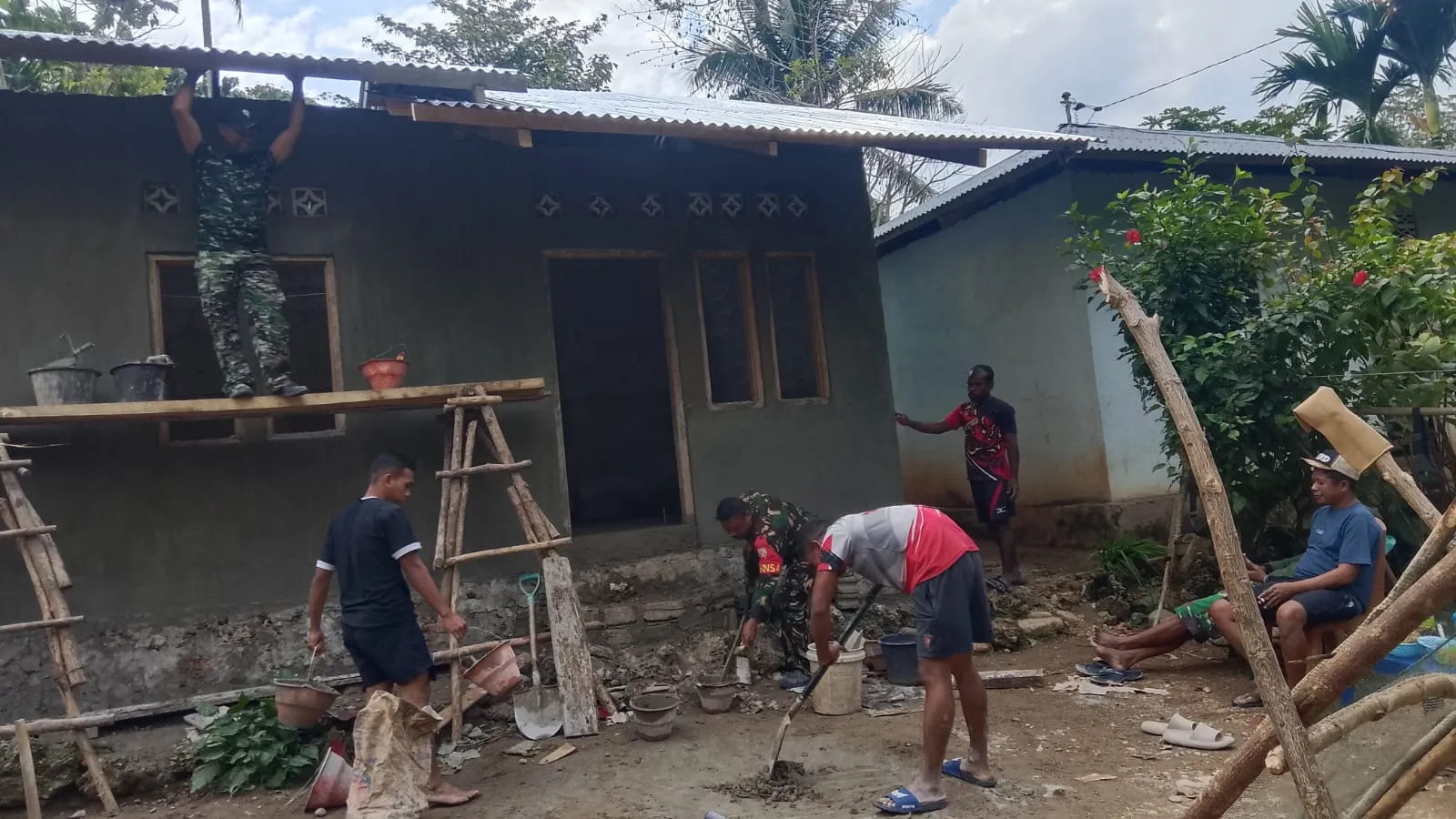 Impian Rumah Layak Jadi Nyata, Hunian Bapak Tahu Mau Mulai Diplester dan Dipasang Atap oleh Satgas TMMD