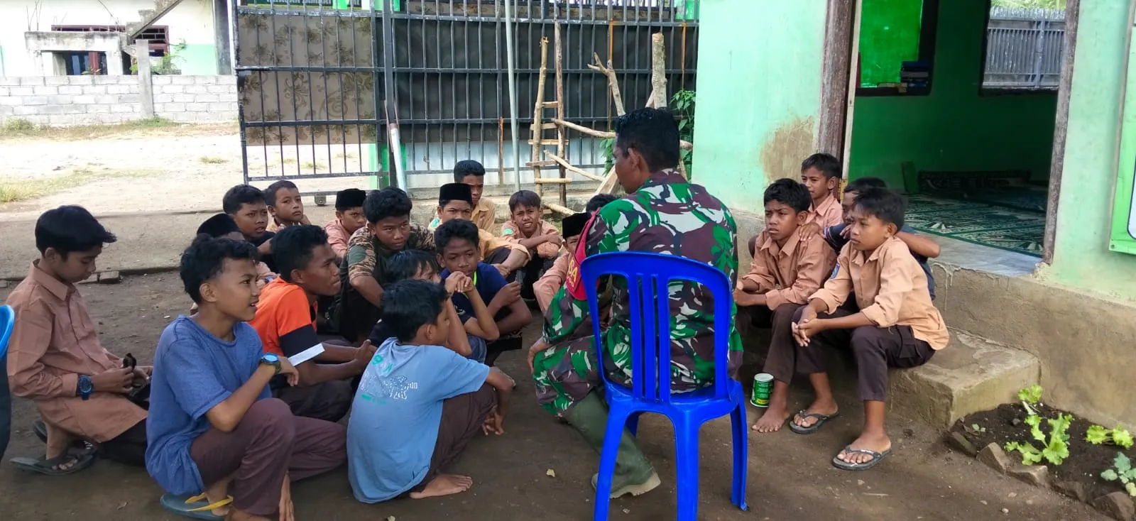 Babinsa Nusa Jaya Lanjutkan Monitoring Wilayah Usai Beri Pembinaan kepada Anggota Pramuka