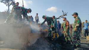 Rumah Adat Sade Terbakar, Kodim 1620/Loteng Turun Langsung Bantu Warga kebakaran