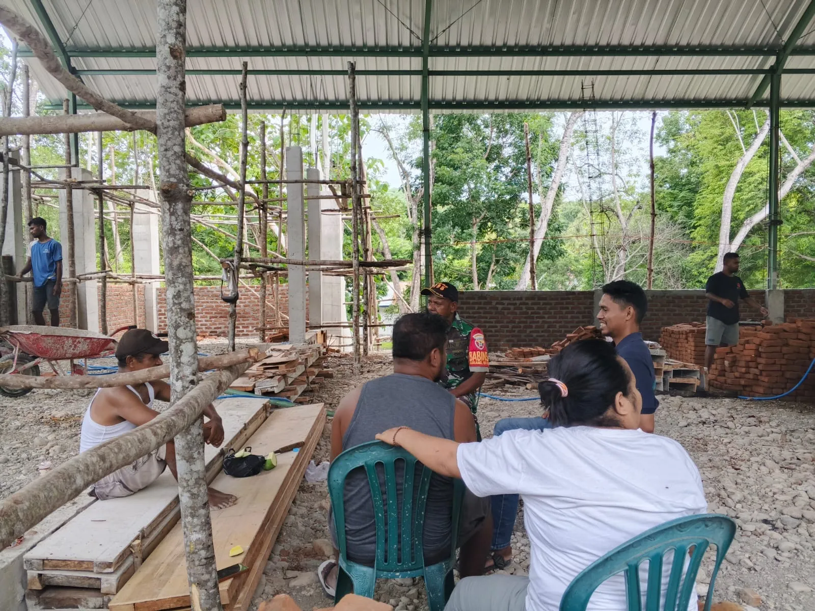 Demi Kelancaran dan Keamanan Hidup Bersama, Babinsa Ajak Warga Waspada Saat Bekerja