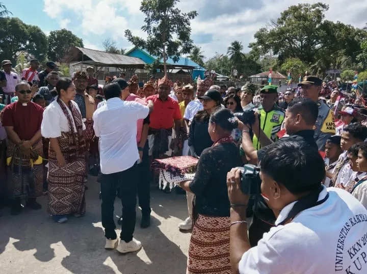 Babinsa Amarasi Dampingi Kunjungan Bupati di Lokasi Pameran
