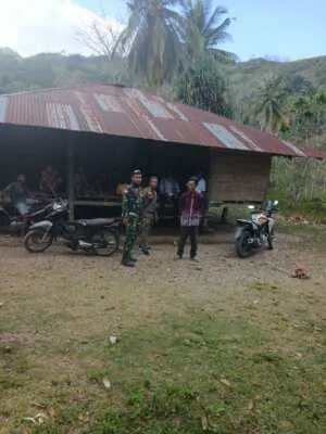 Babinsa Hadir Dukung Pemerataan Energi, Dampingi Petugas ESDM Survei Lokasi PLTS