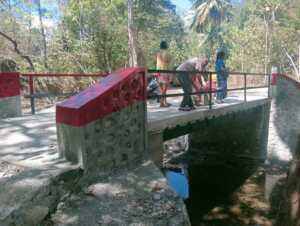 Jembatan Beton Banfanu Masuki Tahap Akhir, Sentuhan Merah Putih Perindah Konstruksi