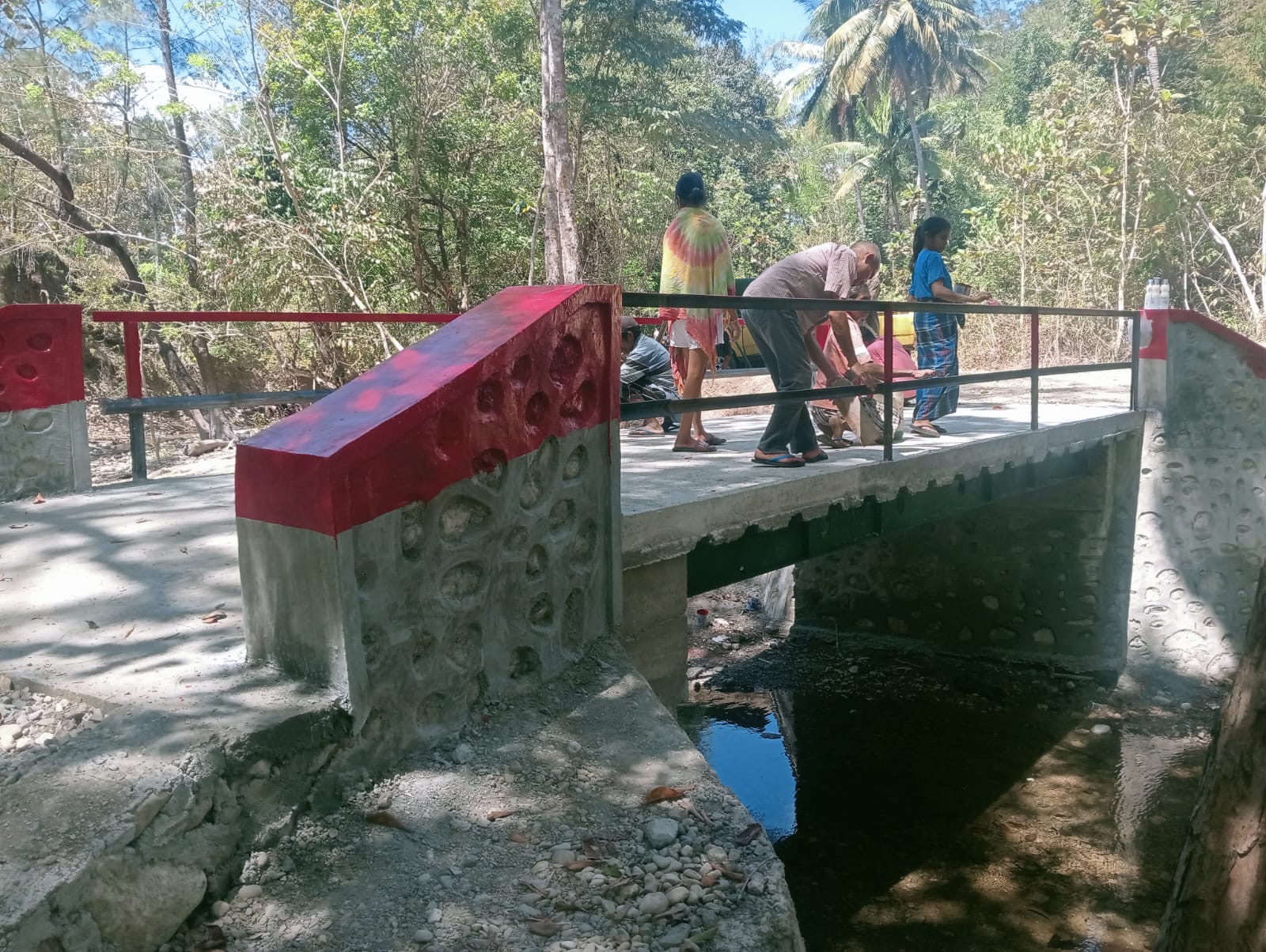 Jembatan Beton Banfanu Masuki Tahap Akhir, Sentuhan Merah Putih Perindah Konstruksi