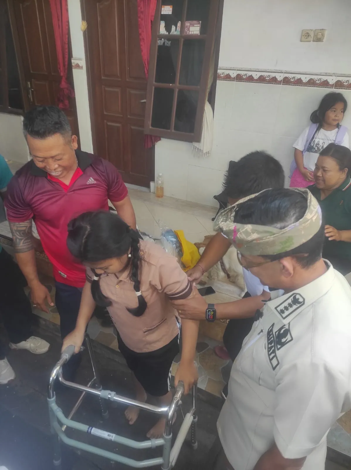 Dampingi Penyerahan Bantuan Kursi Roda Kepada Warga Penyandang Disabilitas, Babinsa Kamasan Tegaskan Wujud Kepedulian Pemerintah Kepada Masyarakat