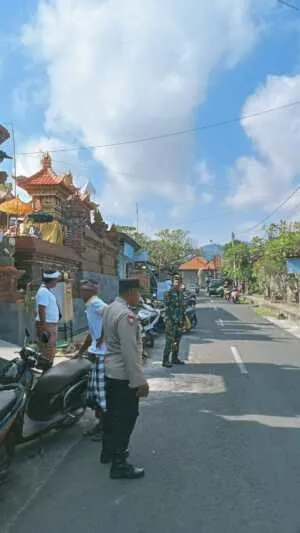 Hadirkan rasa Aman dan Nyaman Bagi Warga, Babinsa Koramil Klungkung Gelar Pengamanan Upacara Keagamaan
