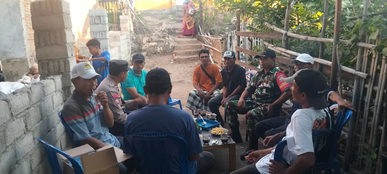 ‎Babinsa Perkuat Hubungan dengan Masyarakat Demi Wilayah yang Aman dan Kondusif