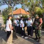 Babinsa 1623-02/Abang Dukung Pelestarian Lingkungan Lewat Karya Bhakti di Pantai Melasti