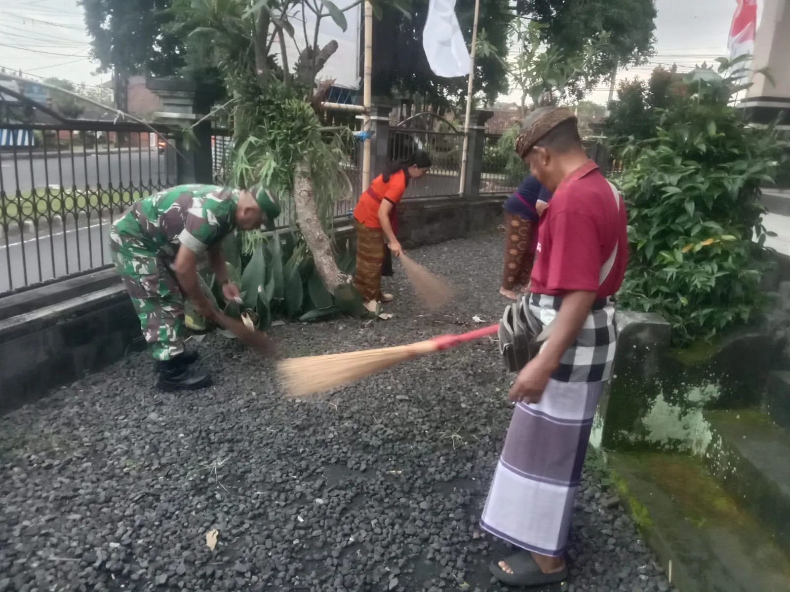 Ikut Serta Aksi Kulkul PKK, Babinsa Takmung Sampaikan Cermin Semangat Gotong Royong Peduli Lingkungan