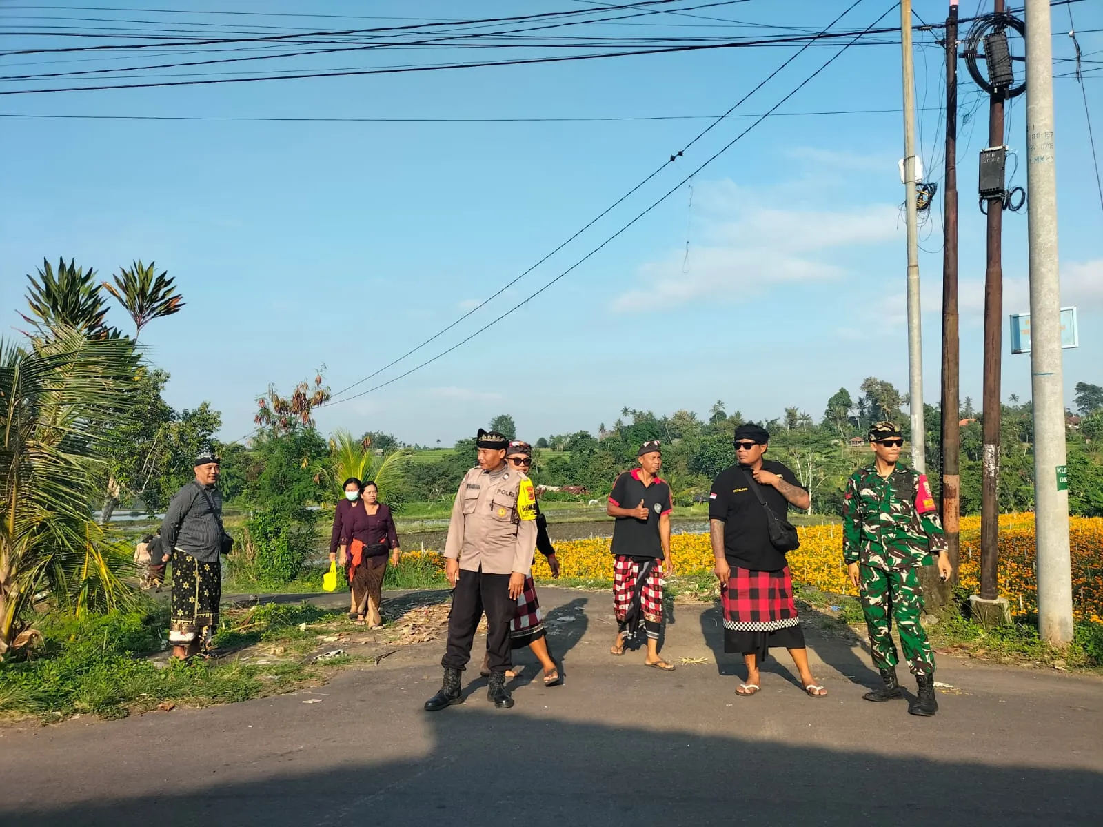 Hadir dan Berkontribusi, Babinsa Jajran Kodim Klungkung Pastikan Kegiatan Keagamaan di Wilayah Binaan Aman dan Kondusif