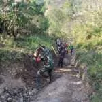 Gotong Royong Berlanjut, Babinsa Koramil 1607-01/Sumbawa Wujudkan Jalan Bersih dan Nyaman