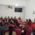 Bhabinkamtibmas Desa Mundeh Kauh Hadiri Rapat Koordinasi Pembahasan Perayaan HUT RI Ke-81 di Kantor Desa