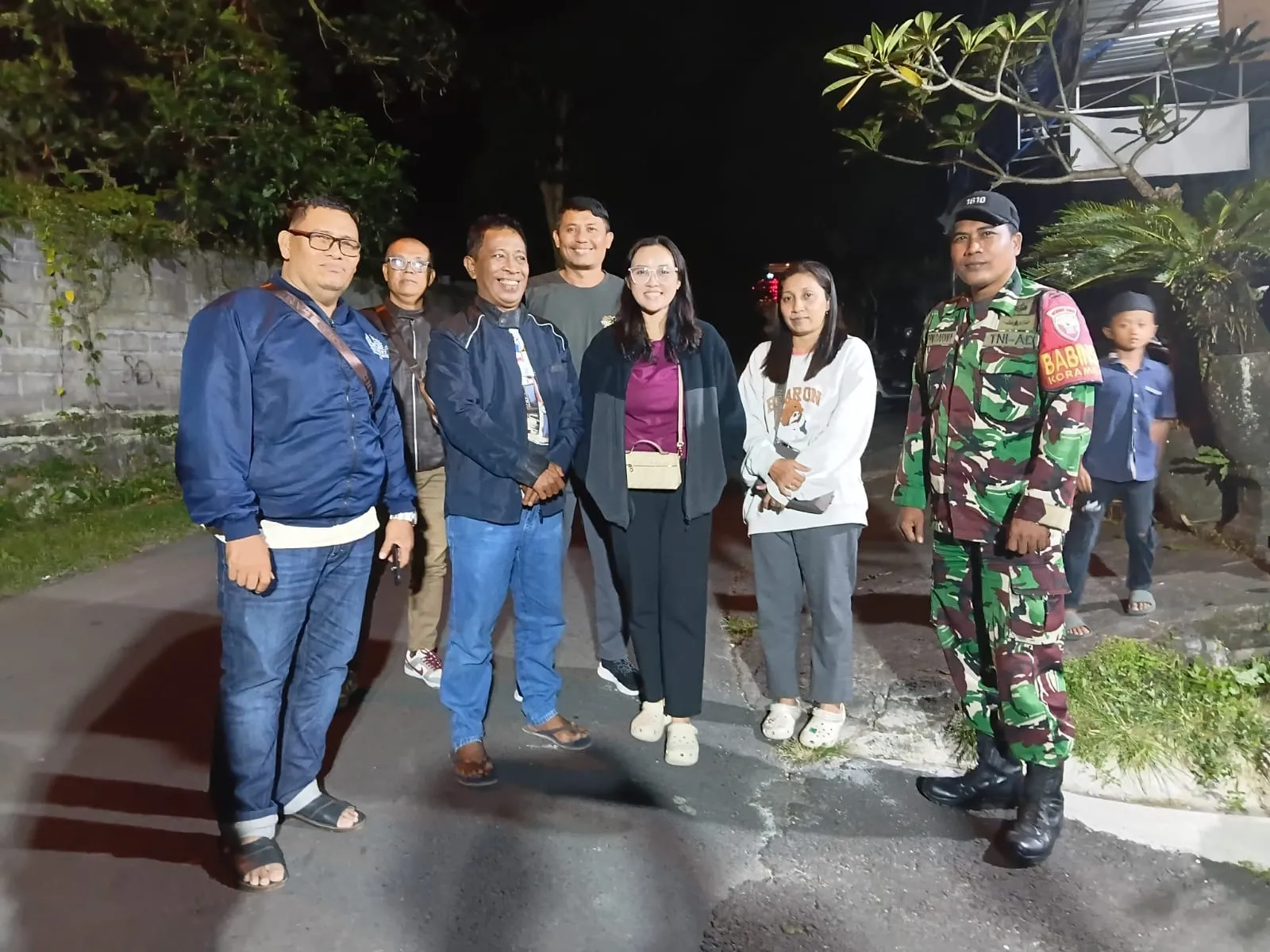Pastikan Keamanan dan Kondusifitas, Babinsa Semarapura Tengah Kawal Pengajian Jalsatul Itsnain Majelis Sunnatur Rasul
