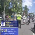 Anggota Lantas Polres Karangasem Laksanakan Penyebrangan Pelajar SMP N 2 Amlapura