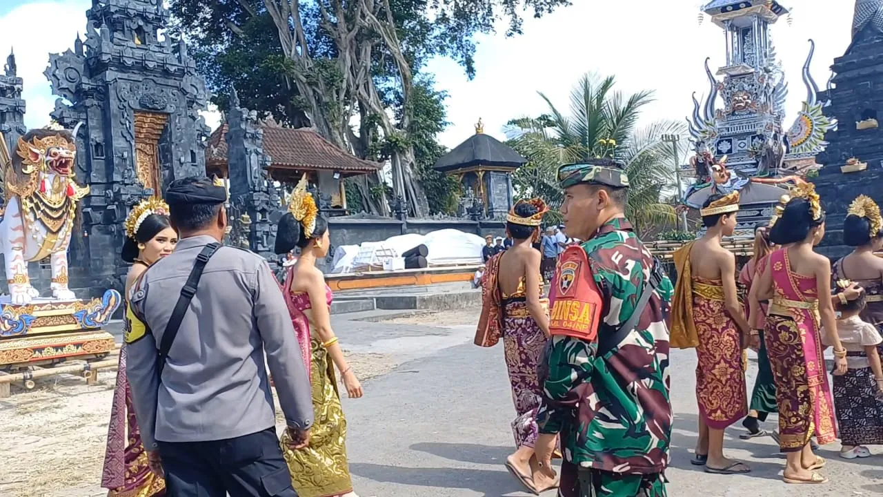 Mendak Toye Ning Rangkaian Ngaben Massal di Banjar Karang di Gelar, Babinsa Pejukutan Bersinergi Gelar Pengamanan