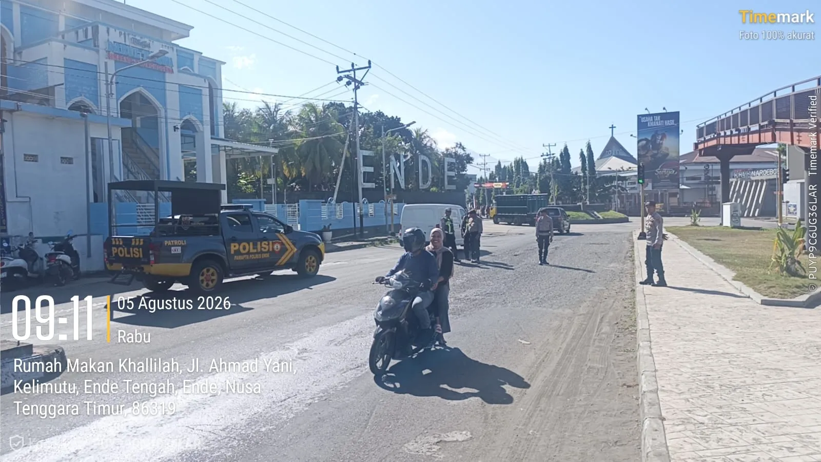 Respon Cepat Layanan Call Center 110: Polres Ende Polda NTT Bergerak Cepat Amankan Tumpahan Solar di Simpang Lima