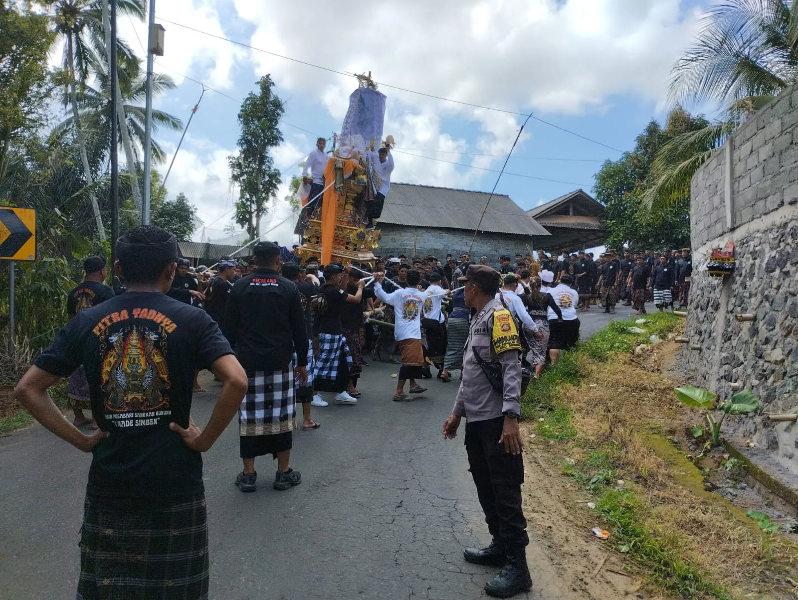 Bhabinkamtibmas Desa Sangkan Gunung Bersama Babinsa dan Pecalang Amankan Prosesi Ngaben