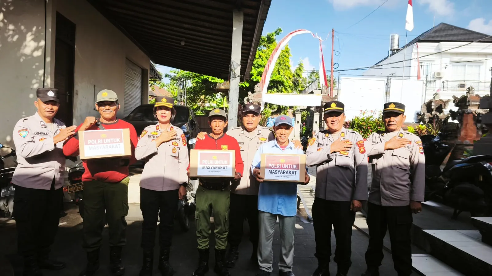 Polsek Blahbatuh Hadir Untuk Masyarakat, Salurkan Bantuan Dan Sarana Kontak Sambut HUT RI Ke-81