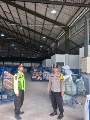 Bhabinkamtibmas Desa Mengwitani Sambangi Gudang SPX, Sampaikan Pesan Kamtibmas