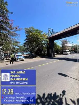 Tertibkan Truk yang Parkir di Sepanjang Jalur Obyek Wisata Candidasa, Satlantas Polres Karangasem Laksanakan Pengaturan dan Penjagaan