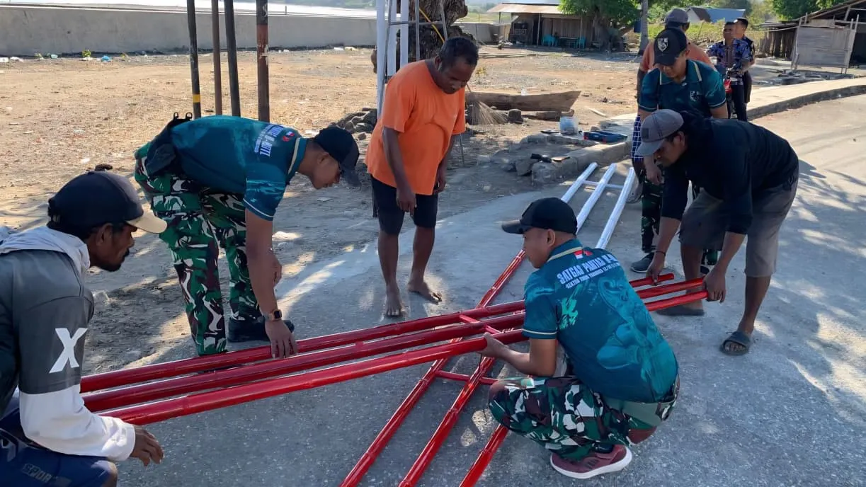 Yonarmed 12 Kostrad Bangun Gapura Bersama Warga Sambut HUT RI ke-81 di Pesisir Motaain